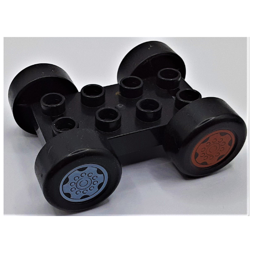 Visuel indicatif Rebrickable de Duplo base de voiture 2 x 4 avec des pneus noirs et orange foncé sport et lumière gris bleuâtre roues de sport motif imprimé (Duplo Car Base 2 x 4 with Black Tires and Dark Orange Sport and Light Bluish Gray Sport Wheels Print)