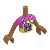 Visuel indicatif Rebrickable de Torse de mini-poupée Fille aux bras et mains de nougat moyen avec tablier jaune clair brillant, bretelles bleues moyennes, chemise rose foncé, motif imprimé 'PLAY LAND' (Minidoll Torso Girl with Medium Nougat Arms and Hands with Bright Light Yellow Apron, Medium Blue Straps, Dark Pink Shirt, 'PLAY LAND' Print)