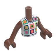 Torse de mini-poupée Fille avec haut blanc, carrés de grand-mère crochetés motif imprimé, bras et mains brun moyen (Minidoll Torso Girl with White Top, Crocheted Granny Squares Print, Medium Brown Arms and Hands)