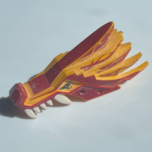 Visuel indicatif Rebrickable de Partie du corps de la créature, tête de dragon Mâchoire supérieure avec sections rouge foncé, dents blanches et motifs imprimés à rayures rouges (Creature Body Part, Dragon Head Upper Jaw with Dark Red Sections, White Teeth and Red Stripes Print)