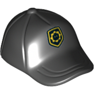 Chapeau / casquette court bec incurvé avec coutures sur le sommet et bouton sur le dessus avec badge jaune et motif imprimé tête de figurine (Hat / Cap Short Curved Bill with Seams on Peak and Button on Top with Yellow Badge and Minifig Head Print)