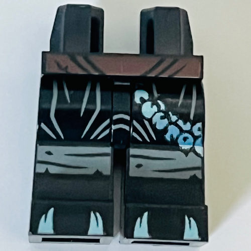 Bassin et jambes noires avec ceinture marron foncé, bandages de genou gris bleuté foncé, griffes bleu métal, motif imprimé perles (Hips and Black Legs with Dark Brown Belt, Dark Bluish Grey Knee Wraps, Metal Blue Claws, Beads Print)
