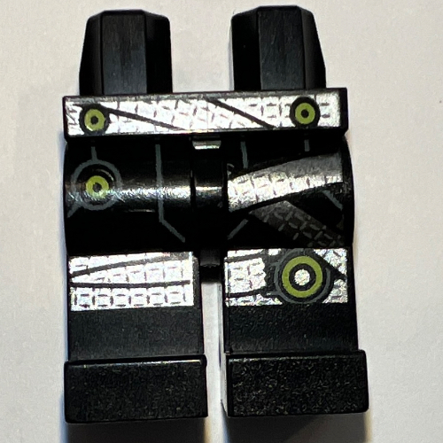 Bassin et jambes noires avec ceinture argentée et enveloppements de genou avec motif imprimé de cercles de vert citron (Hips and Black Legs with Silver Belt and Knee Wraps with Lime Circles Print)