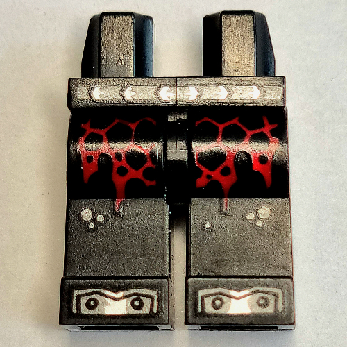 Bassin et jambes noires avec ceinture argentée, écailles rouge foncé, plaques avec rivets orteils motif imprimé (Hips and Black Legs with Silver Belt, Dark Red Scales, Plates with Rivets Toes Print)