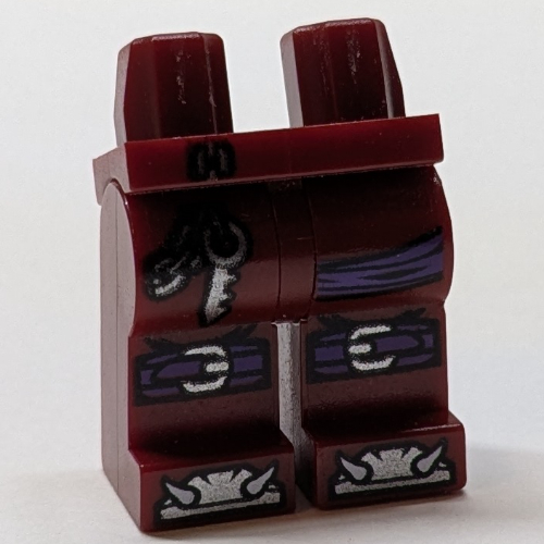 Bassin et jambes rouge foncé avec porte-clés argenté, ceinture violet foncé, genouillères motif imprimé (Hips and Dark Red Legs with Silver Key Chain, Dark Purple Sash, Knee Pads Print)