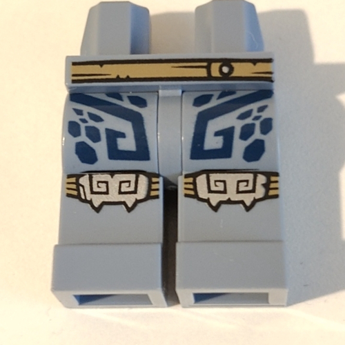 Bassin et jambes bleu sable avec ceinture beige, marquages bleu foncé, motif : genouillères argentées (Hips and Sand Blue Legs with Tan Belt, Dark Blue Markings, Silver Knee Pads Print)