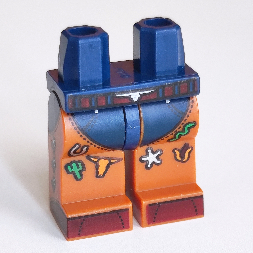 Visuel indicatif Rebrickable de Bassin et jambes orange foncé avec ceinture marron foncé, boucle de ceinture aigle argenté, chaps bleu foncé, cactus, étoile argentée, vache, motif : décorations (Hips and Dark Orange Legs with Dark Brown Belt, Silver Eagle Belt Buckle, Dark Blue Chaps, Cactus, Silver Star, Cow, Decorations Print)