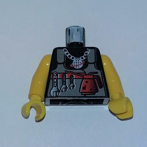 Torse, chemise, alpha logo de l'équipe sur le collier, gilet gris foncé, outils motif imprimé, bras et mains jaunes (Torso, Shirt, Alpha Team Logo on Necklace, Dark Gray Vest, Tools Print, Yellow Arms and Hands)