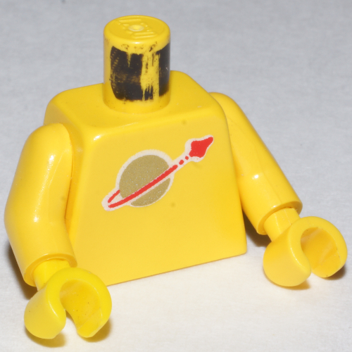 Torse, espace classique logo motif imprimé, bras et mains jaunes (Torso, Classic Space Logo Print, Yellow Arms and Hands)