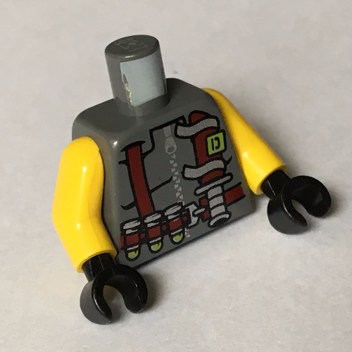 Torse, gilet avec harnais rouge foncé, 3 balles et couteau motif imprimé, bras jaunes, mains noires (Torso, Vest with Dark Red Harness, 3 Bullets and Knife Print, Yellow Arms, Black Hands)