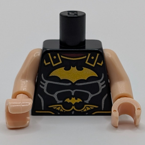 Visuel indicatif Rebrickable de Torse, armure, plastron romain, or Batman Logo imprimé, bras et mains nougat clair (Torso, Armor, Roman Breastplate, Gold Batman Logo Print, Light Nougat Arms and Hands)