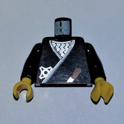 Visuel indicatif Rebrickable de Torse, robe, dague brune, étoile argentée, motif imprimé zigzags argentés, bras noirs, mains jaunes (Torso, Robe, Brown Dagger, Silver Star, Silver Zigzags Print, Black Arms, Yellow Hands)