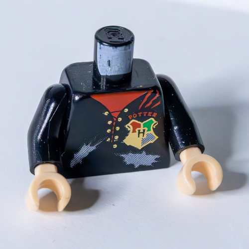 Torse, veste, chemise rouge, lambeaux, Poudlard uniforme de tournoi tri-wizard avec crête et motif imprimé 'POTTER', bras noirs, mains nougat clair (Torso, Jacket, Red Shirt, Tatters, Hogwarts Tri-Wizard Tournament Uniform with Crest and 'POTTER' Print, Black Arms, Light Nougat Hands)