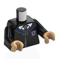 Torse, robe avec fermoir, col bleu foncé, chemise blanche, cravate bleu/blanc foncé, motif imprimé de crête de ravinclaw, bras noirs, mains beige chaud (Torso, Robe with Clasp, Dark Blue Collar, White Shirt, Dark Blue/White Tie, Ravenclaw Crest Print, Black Arms, Warm Tan Hands)