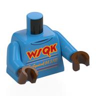 Torse, rouge 'WSQK', jaune 'The Squawk 94.5FM' motif imprimé, bras azur foncé, mains brun rougeâtre (Torso, Red 'WSQK', Yellow 'The Squawk 94.5FM' Print, Dark Azure Arms, Reddish Brown Hands)