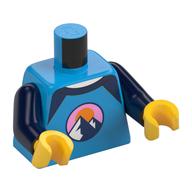 Torse, emblème avec des montagnes, ciel rose vif, soleil orange, motif imprimé col bleu foncé, bras bleu foncé, mains jaunes (Torso, Emblem with Mountains, Bright Pink Sky, Orange Sun, Dark Blue Collar Print, Dark Blue Arms, Yellow Hands)