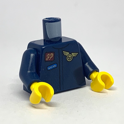 Visuel indicatif Rebrickable de Torse, costume de vol avec insigne bleu, 'JP' et insigne de pilote / hélice avion sur motif imprimé dos, bras bleu foncé, mains jaunes (Torso, Flight Suit with Blue Badge, 'JP', and Pilot Badge / Plane Propeller on Back Print, Dark Blue Arms, Yellow Hands)