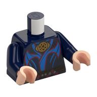 Visuel indicatif Rebrickable de Torse, robes, garniture azur rouge et foncé, amulette d'or, brun foncé attaché ceinture motif imprimé, bras bleu foncé, mains nougat clair (Torso, Robes, Red and Dark Azure Trim, Gold Amulet, Dark Brown Tied Belt Print, Dark Blue Arms, Light Nougat Hands)