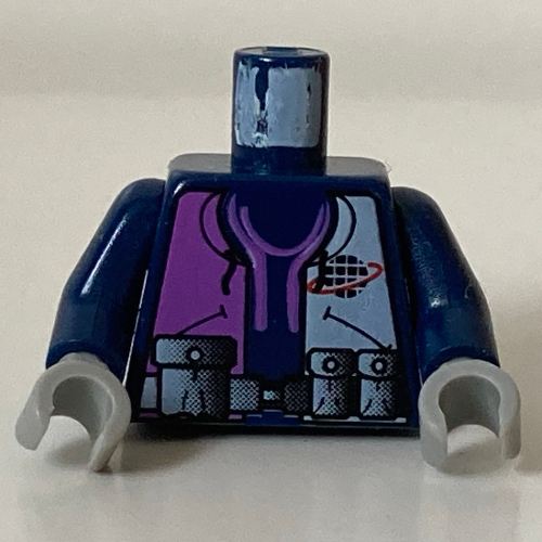 Torse, veste avec logo alpha de l'équipe, chemise violette et 3 poches sur le motif imprimé ceinture, bras bleu foncé, mains gris clair (Torso, Jacket with Alpha Team Logo, Purple Shirt and 3 Pockets on Belt Print, Dark Blue Arms, Light Gray Hands)