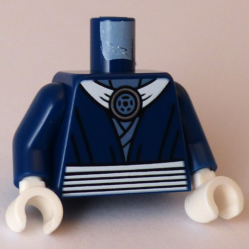 Torse, robes ninja, col blanc, ceinture, motif imprimé médaillon argent, bras bleu foncé, mains blanches (Torso, Ninja Robes, White Collar, Belt, Silver Medallion Print, Dark Blue Arms, White Hands)