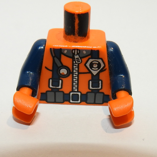 Visuel indicatif Rebrickable de Torse, combinaison avec sangles, jauge et sauvetage logo de garde-côte motif imprimé, bras bleu foncé, mains orange (Torso, Wetsuit with Straps, Gauge, and Rescue Coast Guard Logo Print, Dark Blue Arms, Orange Hands)