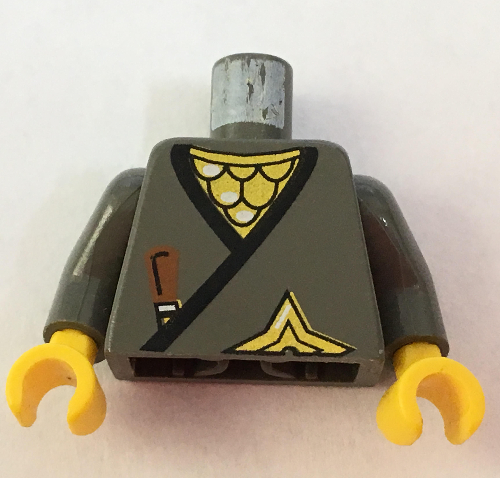 Visuel indicatif Rebrickable de Torse, robe, poignard brun, étoile d'or, motif imprimé armure à écailles d'or, bras gris foncé, mains jaunes (Torso, Robe, Brown Dagger, Gold Star, Gold Scale Mail Print, Dark Gray Arms, Yellow Hands)