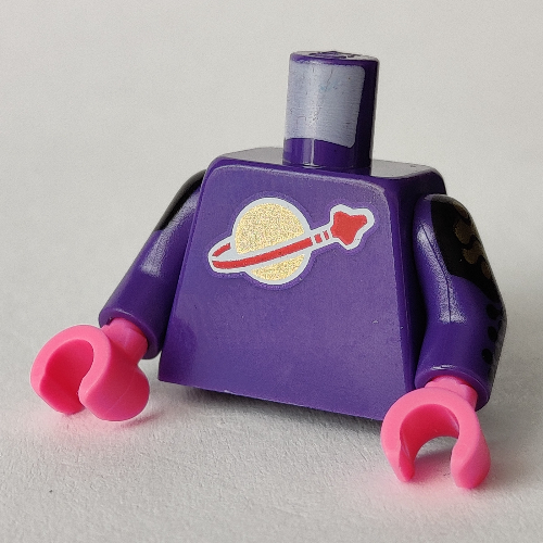 Torse, logo de l'espace classique, revers doré motif imprimé, bras violet foncé, mains rose foncé [sans motif] (Torso, Classic Space Logo, Gold Lapels Print, Dark Purple Arms, Dark Pink Hands [Plain])