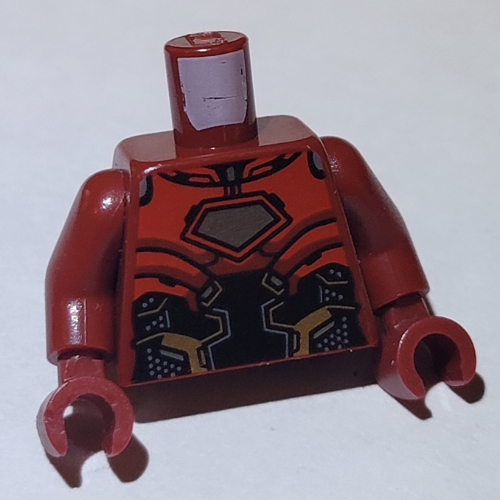 Torse, armure Iron Man rouge/noir, circuit en or, motif imprimé Arc en argent, bras et mains rouge foncé (Torso, Red/Black Iron Man Armor, Gold Circuitry, Silver Arc Reactor Print, Dark Red Arms and Hands)