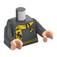 Torse, pull, garniture jaune / noir, crête, écharpe avec motif imprimé blaireau, bras gris bleuté foncé, mains nougat clair (Torso, Sweater, Yellow/Black Trim, Crest, Scarf with Badger Print, Dark Bluish Gray Arms, Light Nougat Hands)