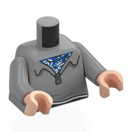 Torse, pull, bord noir/blanc, motif imprimé écharpe bleu/blanc, bras gris bleuté clair, mains nougat clair (Torso, Sweater, Black/White Trim, Blue/White Scarf Print, Light Bluish Gray Arms, Light Nougat Hands)