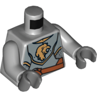 Torse, cuirasse d'armure avec tête de lion d'or, ceinture / '2012 The LEGO Store Wauwatosa, WI' sur le motif imprimé au dos, bras gris bleuté clair, mains gris bleuté foncé (Torso, Armor Breastplate with Gold Lion Head, Belt / '2012 The LEGO Store Wauwatosa, WI' on Back Print, Light Bluish Gray Arms, Dark Bluish Gray Hands)