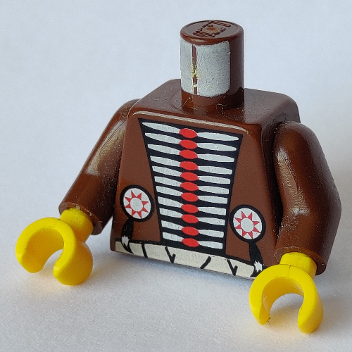 Visuel indicatif Rebrickable de Torse, daim indien américain avec pectoral de cheveux et ceinture blanche motif imprimé, bras brun, mains jaunes (Torso, American Indian Buckskin with Hair Pipe Bead Breastplate and White Belt Print, Brown Arms, Yellow Hands)