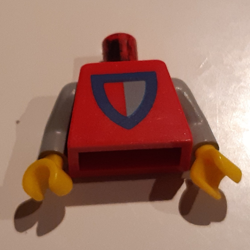 Torse, motif imprimé classique bouclier rouge/gris, bras gris clair, mains jaunes (Torso, Classic Shield Red/Gray Print, Light Gray Arms, Yellow Hands)