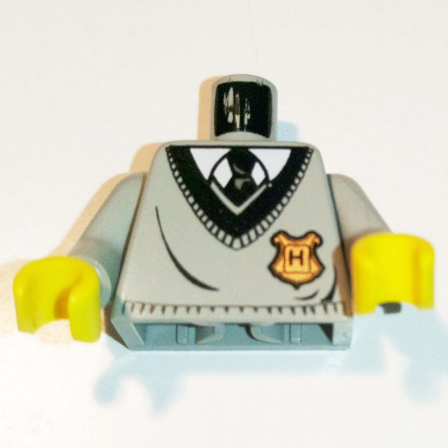 Visuel indicatif Rebrickable de Torse, Chandail uniforme de Poudlard avec motif imprimé à crête de Poudlard, bras gris clair, mains jaunes (Torso, Hogwarts Uniform Sweater with Hogwarts Crest Print, Light Gray Arms, Yellow Hands)