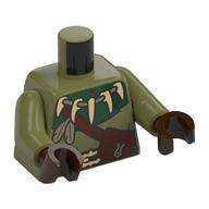 Torse, col vert foncé, ceinture, collier avec des crocs, plumes, poches marron rougeâtre, bracelet motif imprimé, bras vert olive, mains brun foncé (Torso, Dark Green Collar, Belt, Necklace with Fangs, Feathers, Reddish Brown Pouches, Strap Print, Olive Green Arms, Dark Brown Hands)