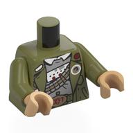 Veste torse, boucle de ceinture en or avec rouge foncé '007', ceinture de munitions, boutons, motif : chemise gris bleuté clair, bras vert olive, mains beige chaud (Torso Jacket, Gold Belt Buckle with Dark Red '007', Ammo Belt, Buttons, Light Bluish Grey Shirt Print, Olive Green Arms, Warm Tan Hands)