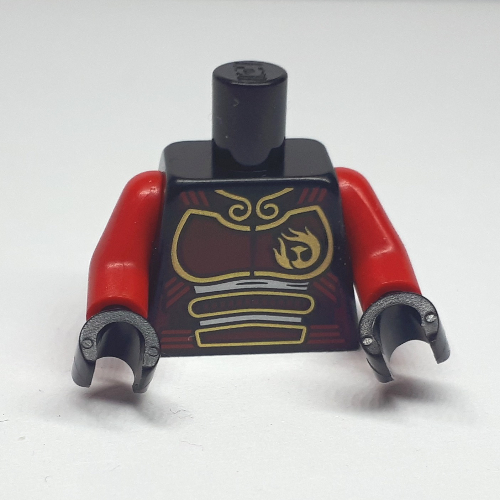 Visuel indicatif Rebrickable de Torse, armure, rouge foncé avec bande d'or, bras rouges, mains noires (Torso, Armor, Dark Red with Gold Striping, Red Arms, Black Hands)