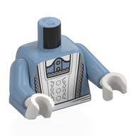 Torse, tablier de femme de ménage blanc, motif imprimé bord gris bleuté clair, bras bleu sable, mains blanches (Torso, White Maid Apron, Light Bluish Grey Trim Print, Sand Blue Arms, White Hands)