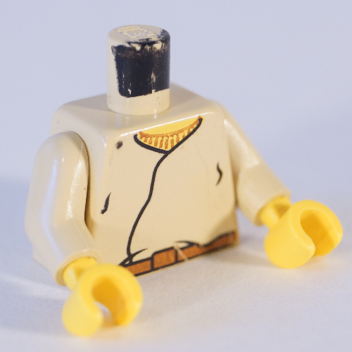 Visuel indicatif Rebrickable de Torse, chemise en couches fermée, ceinture brune, motif imprimé col jaune, bras beiges, mains jaunes (Torso, Closed Layered Shirt, Brown Belt, Yellow Neck Print, Tan Arms, Yellow Hands)