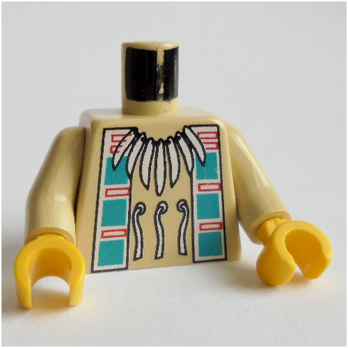 Torse, tunique en peau de daim avec décorations indiennes américaines, collier et carrés turquoise foncé motif imprimé, bras beiges, mains jaunes (Torso, Buckskin Tunic with American Indian Decorations, Necklace and Dark Turquoise Squares Print, Tan Arms, Yellow Hands)