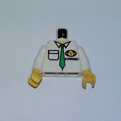 Torse, chemise avec logo cargo et motif imprimé cravate verte, bras blancs, mains jaunes (Torso, Shirt with Cargo Logo and Green Tie Print, White Arms, Yellow Hands)