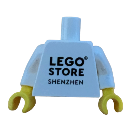 Torse, 'LEGO STORE SHENZHEN' / Logo LEGO '2020 Shenzhen' Motif imprimé à l'arrière, bras blancs, mains jaunes (Torso, 'LEGO STORE SHENZHEN' / LEGO Logo '2020 Shenzhen' Back Print, White Arms, Yellow Hands)