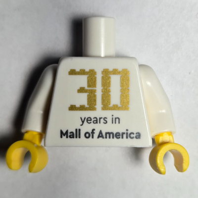Visuel indicatif Rebrickable de Torse, '30 years in Mall of America' motif imprimé / col et logo carré LEGO motif imprimé, bras blancs, mains jaunes (Torso, '30 years in Mall of America' Print / Collar and LEGO Square Logo Print, White Arms, Yellow Hands)