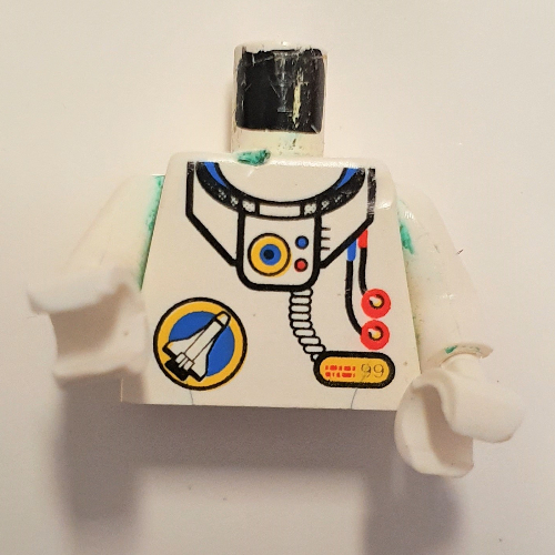 Torse, logo du port de l'espace, tube et deux boutons rouges motif imprimé, bras et mains blancs (Torso, Space Port Logo, Tube and Two Red Buttons Print, White Arms and Hands)