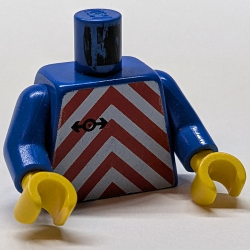 Torse, rouge Chevron et Train Logo motif imprimé, bras bleus, mains jaunes (Torso, Red Chevron and Train Logo Print, Blue Arms, Yellow Hands)