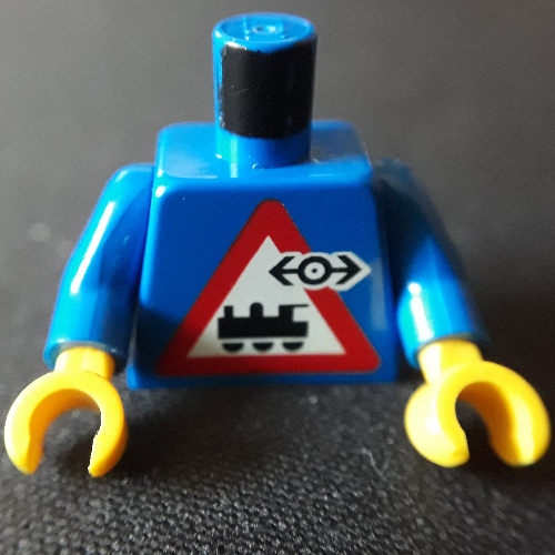 Torse, noir Train Logo sur Locomotive Triangle signe motif imprimé, bras bleus, mains jaunes (Torso, Black Train Logo on Locomotive Triangle Sign Print, Blue Arms, Yellow Hands)