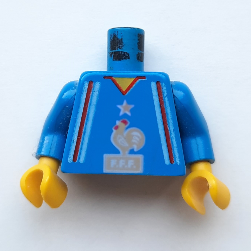 Torse, maillot de football, équipe française avec coq Logo imprimé, bras bleus, mains jaunes (Torso, Soccer Jersey, French Team with Rooster Logo Print, Blue Arms, Yellow Hands)