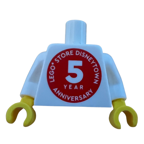 Torse, 'LEGO STORE DISNEYTOWN 5 YEAR ANNIVERSARY' / Logo LEGO Motif imprimé à l'arrière, bras blancs, mains jaunes (Torso, 'LEGO STORE DISNEYTOWN 5 YEAR ANNIVERSARY' / LEGO Logo Back Print, White Arms, Yellow Hands)