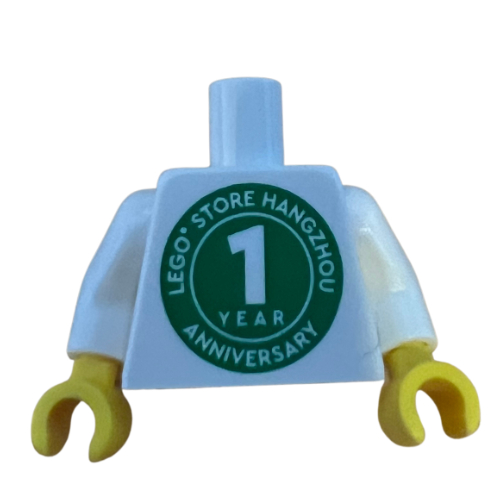 Visuel indicatif Rebrickable de Torse, 'LEGO STORE HANGZHOU 1 YEAR ANNIVERSARY' / Logo LEGO Arrière imprimé, bras blancs, mains jaunes (Torso, 'LEGO STORE HANGZHOU 1 YEAR ANNIVERSARY' / LEGO Logo Back Print, White Arms, Yellow Hands)