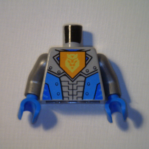 Visuel indicatif Rebrickable de Torse, armure, emblème orange avec motif imprimé Lion couronné jaune et panneaux d'azur foncé, bras argent mat, mains bleues (Torso, Armor, Orange Emblem with Yellow Crowned Lion and Dark Azure Panels Print, Flat Silver Arms, Blue Hands)